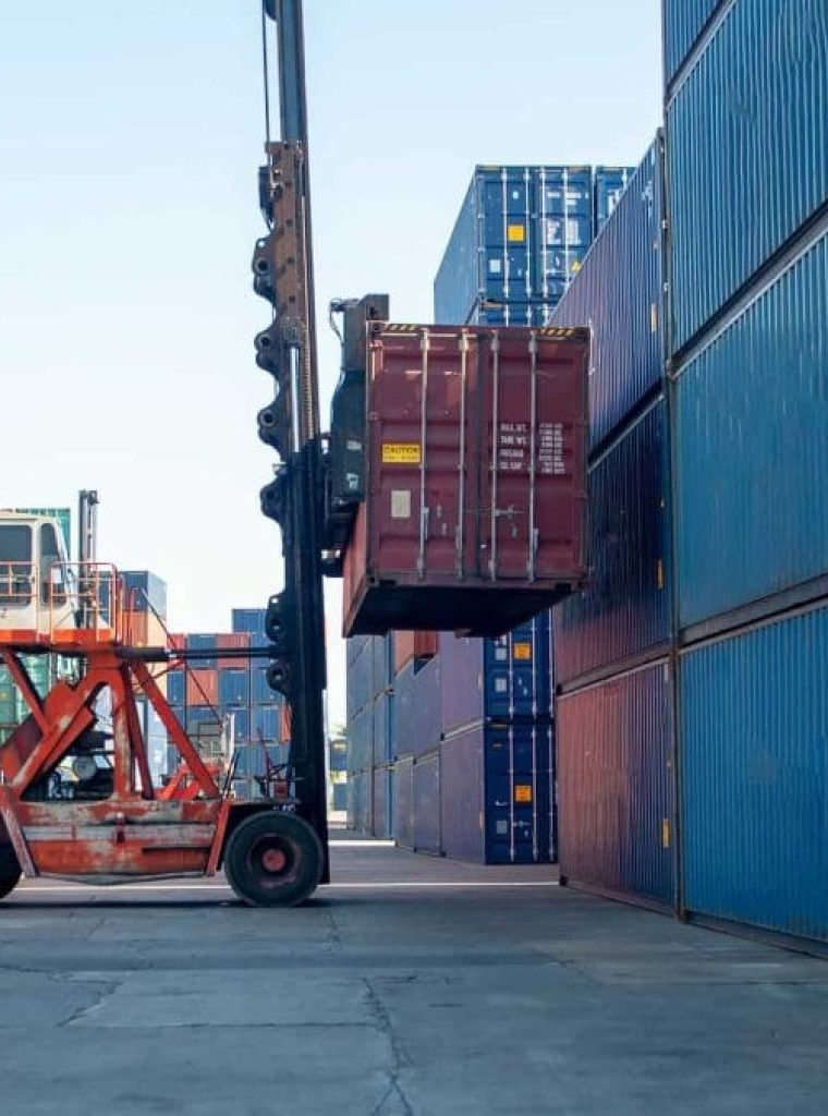 Effiziente Lagerung – Moderne Logistik im internationalen Transport Gestapelte Container in einem Hafen – Symbol für effiziente Lagerung und internationale Logistiklösungen.